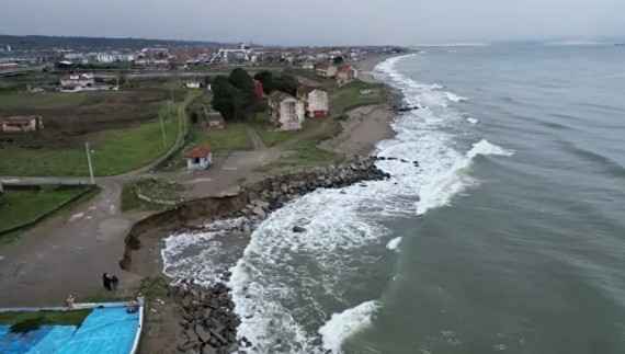 Sakarya'da korkutan olay: Deniz 50 metre içeri girdi